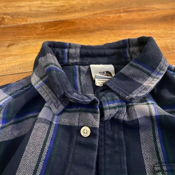 The North Face Men’s Navy Plaid Flannel Button Down Shirt - Picture 5 of 9